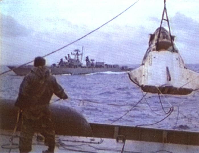 Подъём КК "Космос-1374" (БОР-4) на палубу корабля "Ямал". На заднем плане сторожевой корабль (СКР, пр.1135) ВМФ СССР. Фото из архива НПО "Молния"