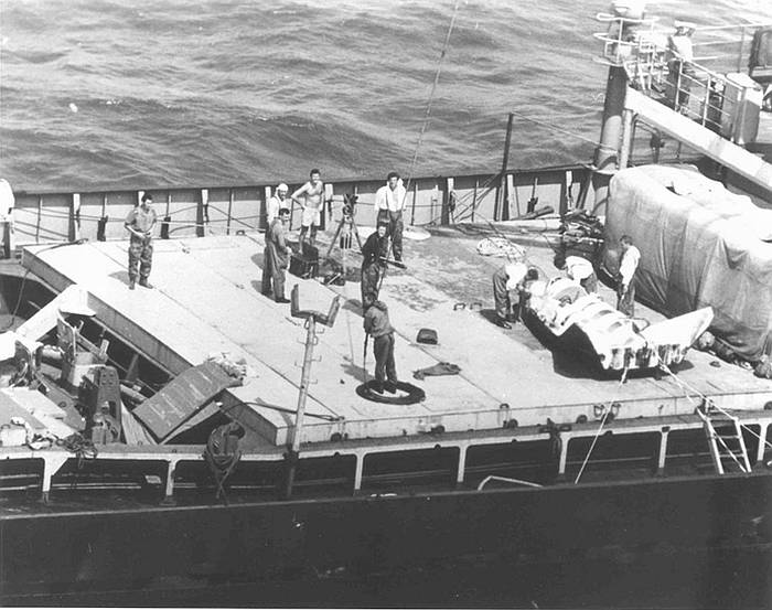 Этапы подъёма КА БОР-4 на борт корабля. Из личного архива В.В. Лебедева