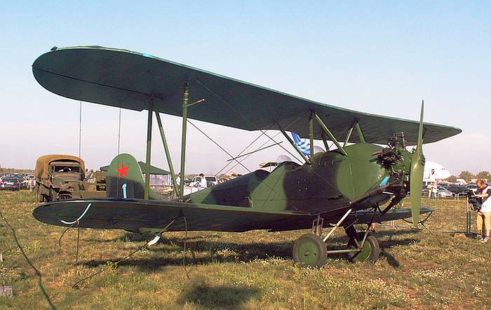 "Летающая парта" У-2 Н.Н. Поликарпова в годы войны стала связным самолётом и ночным бомбардировщиком По-2. Фото В.В. Лебедева.