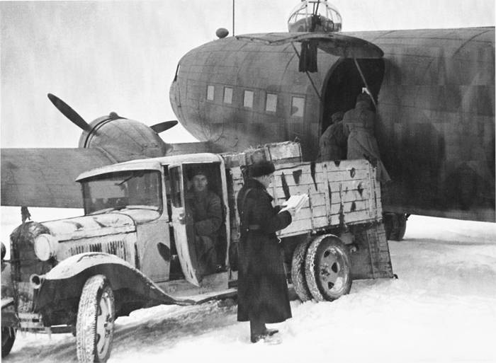Доставка боеприпасов в блокадный Ленинград на самолетах Ли-2. Фото из архива Г.Ф. Петрова.
