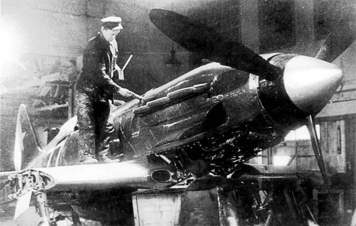 Ремонт МиГ-3 на Ремонтной базе №1 Ленинградского фронта. Фото из архива Г.Ф. Петрова.
