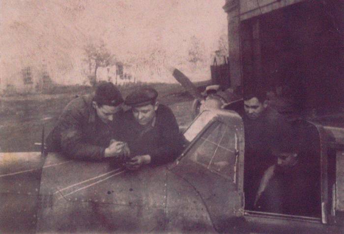 Вольнонаёмные и военные 1 КАРБ, Комендантский аэродром, 1943 г. Фото из архива Музея средней школы №66 (СПб.)