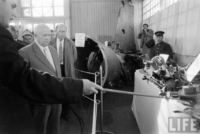Н.С. Хрущёв осматривает останки американского разведчика U-2 конструкции компании Lockheed, выставленные на всеобщее обозрение в ЦПКиО имени Горького в Москве. Фото  журнала Life (США).