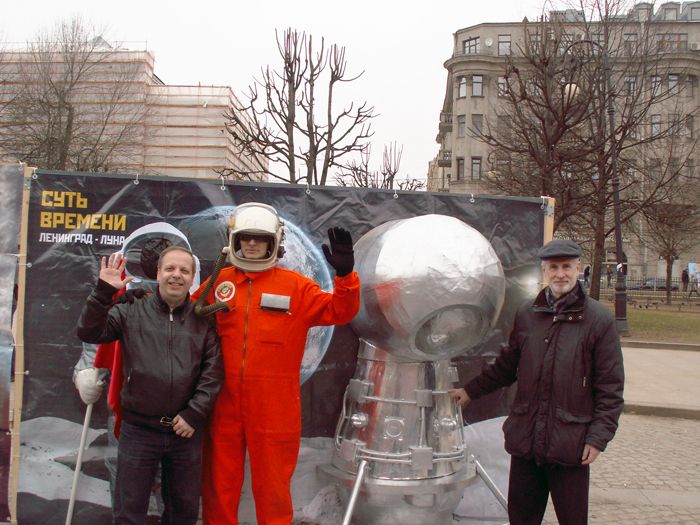 В.В. Лебедев и Г.А. Плискин рядом с моделью советского лунного модуля и представителем космического "племени". Фото М.Н. Охочинского