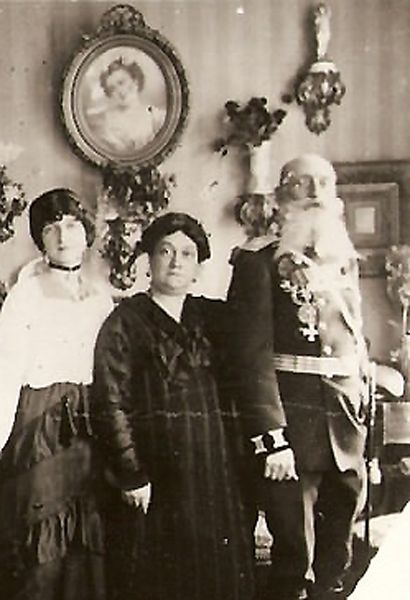 Справа-налево ген. А.М. Кованько, его жена Елизавета Андреевна и дочь Вера.