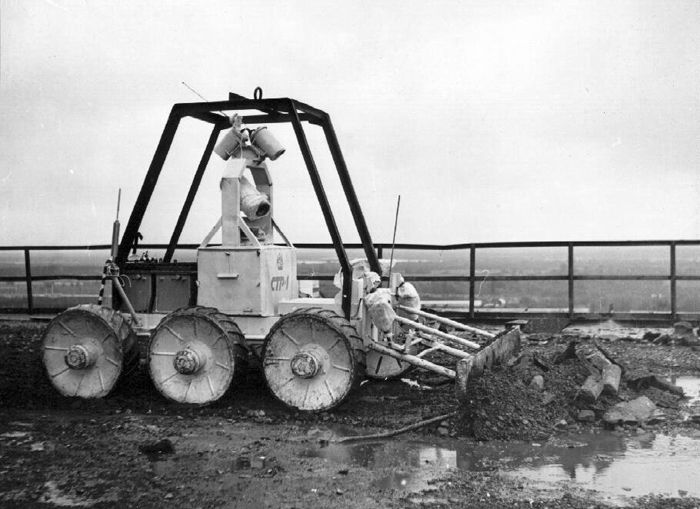 Самоходный транспортный робот СТР-1 за уборкой радиоактивного мусора на крыше ЧАЭС