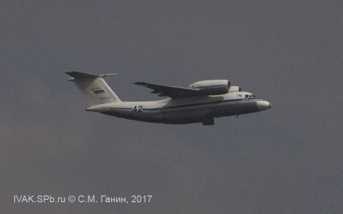 фото самолета Ан-72 в полёте