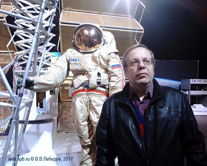 фото рядом с этим символом современной российской космонавтики