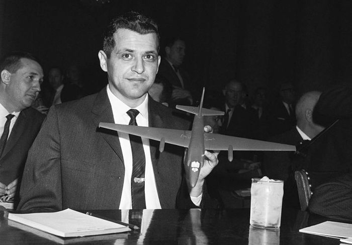 Ф.Г. Пауэрс во время слушаний в Сенате с моделью U-2