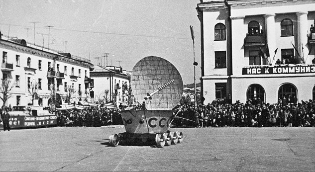 Макет «Лунохода» на первомайской демонстрации в г. Жигулёвске, 1970-е гг.