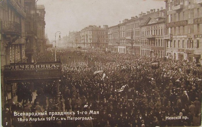 Первомайская демонстрация на Невском проспекте Петрограда 18 апреля (по старому стилю) 1917 года в Петрограде