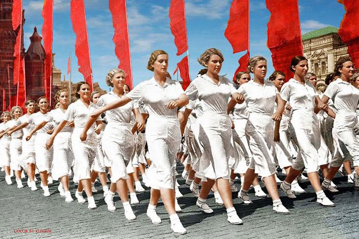 Советские женщины в авангарде строителей социализма в Стране Советов на параде в Москве, Красная пл., 1937 г.