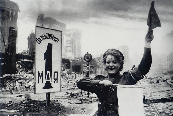 Регулировщица Мария Шальнева 1 мая 1945 г. на улице поверженного Берлина
