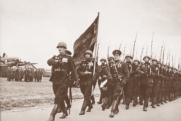 Прохождение маршем Почётного караула со Знаменем Победы на Центральном аэродроме Москвы, 20 июня 1945 г.