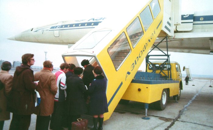 1 ноября 1977 г. Для обслуживания регулярных рейсов Ту-144 был специально разработан чудо-трап с лесенкой-чудесенкой и защитой пассажиров от дождя. Как оказалось, при первом использовании у трапа было слабое электроснабжение.