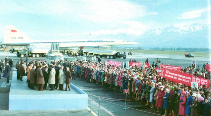 1 ноября 1977 г. Праздничный митинг в аэропорту Алма-Аты в честь прибытия первого регулярного пассажирского рейса сверхзвукового Ту-144.