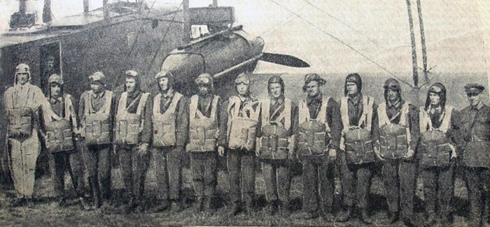 Группа из 12-ти человек первого массового парашютного десанта в СССР с парашютами фирмы «Ирвин» (США) у самолёта ФГ-62, г. Воронеж, 26 июля 1930 г.