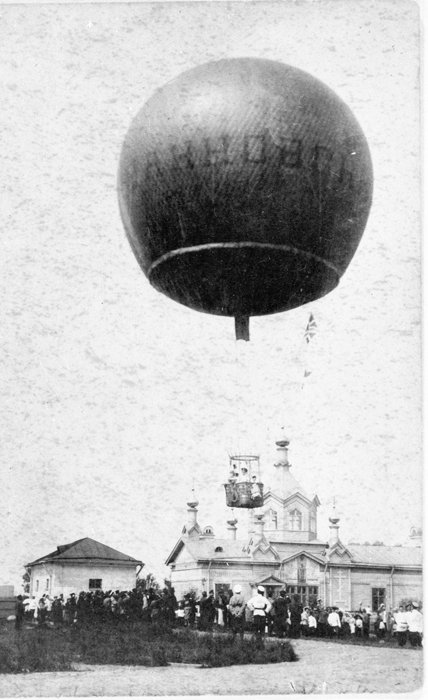 Подъём воздушного шара «Генерал Ванновский» в Ильин день перед церковью Св. Илии Пророка в Учебном Воздухоплавательном Парке, С.-Петербург.