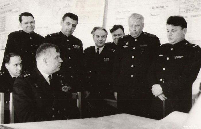 Командующий Авиацией ДКБФ генерал-полковник авиации С.А. Гуляев проверяет готовность 15 ОДРАП к учениям, 1972 г.