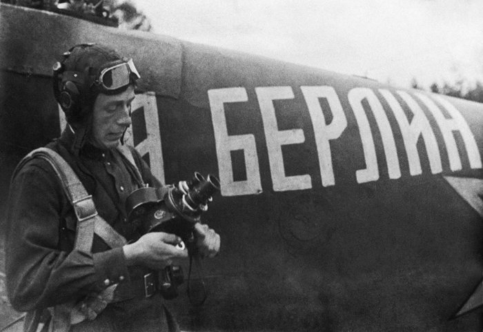 Военный кинооператор Центральной студии документальных фильмов Г.К.Епифанов у самолёта Ил-2 с надписью «На Берлин» на борту, перед вылетом на съёмку, 1944 г.