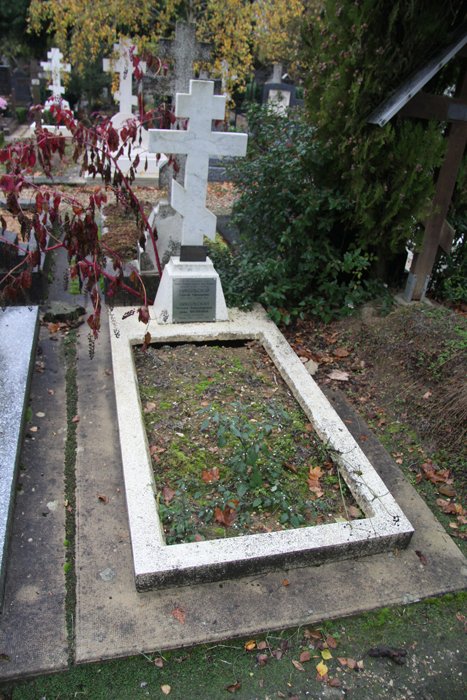 Могила С.Н. Никольского и его супруги Н.А. Малининой на кладбище Сент-Женевьев де Буа под Парижем, Франция